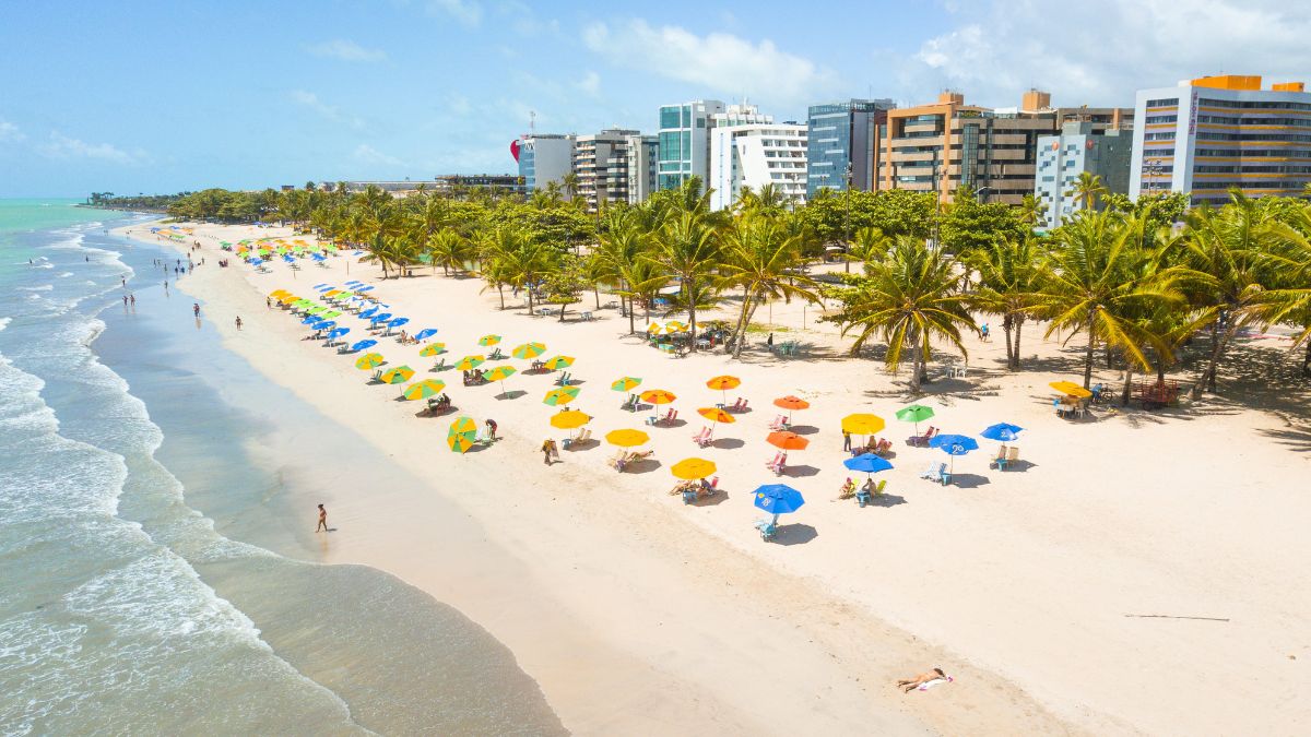 Imagem da praia de Pajuçara, em Maceió para ilustrar uma matéria jornalística sobre os bairros mais caros do Nordeste.