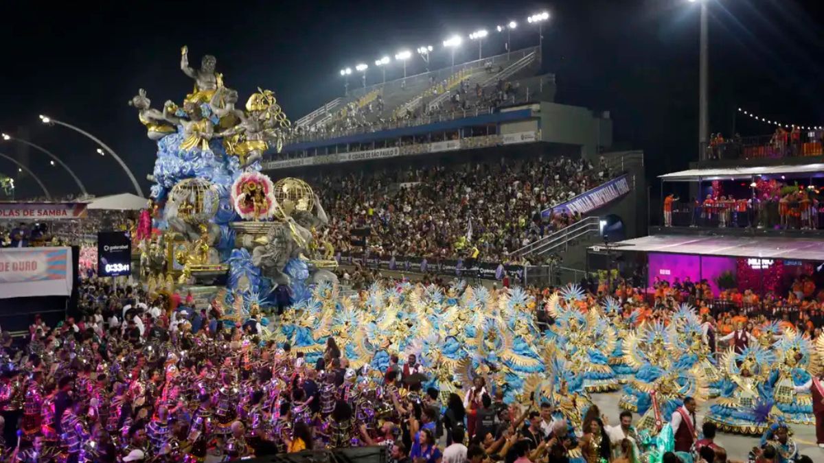Imagem de um desfile na Sapucaí para ilustrar uma matéria jornalística sobre o Carnaval do Rio de Janeiro.