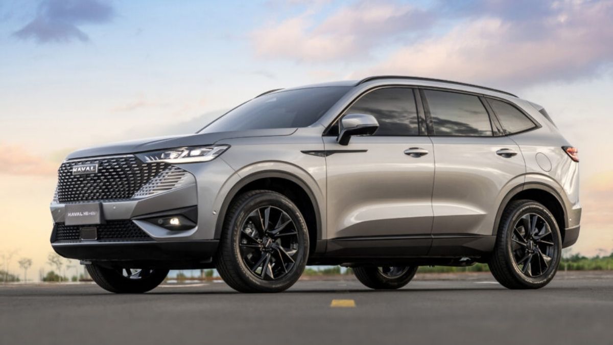 Imagem de um Haval H6 para ilustrar uma matéria jornalística sobre os carros híbridos mais vendidos do Brasil em 2025.