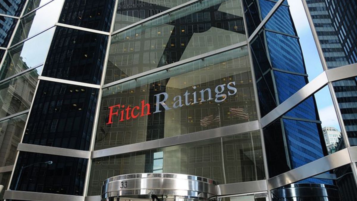 Imagem da fachada do Fitch Ratings para ilustrar uma matéria jornalística sobre o Déficit Fiscal do Brasil