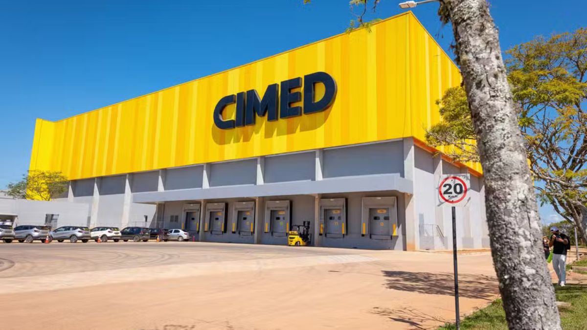 Imagem da fábrica da Cimed para ilustrar uma matéria jornalística sobre a disputa judicial da da Medley e Cimed.