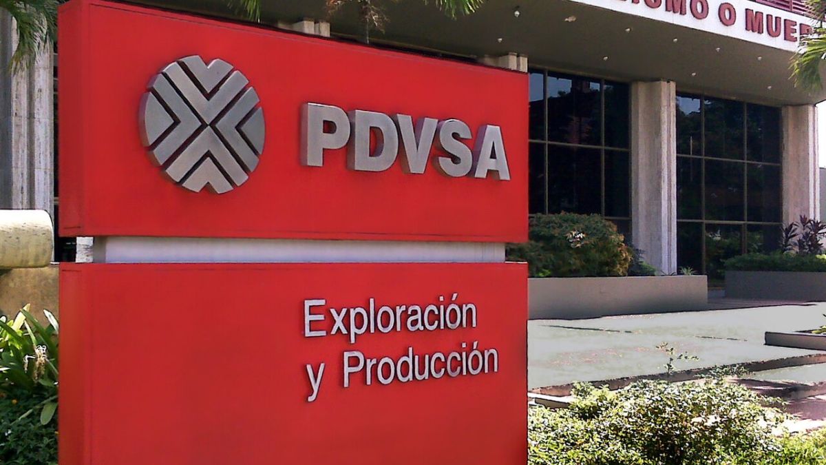 Imagem de uma placa da PDVSA, estatal venezuelana para ilustrar uma matéria jornalística sobre a Dívida da PDVSA.