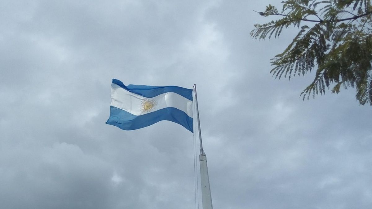 Imagem da bandeira da Argentina hasteada para ilustrar uma matéria jornalística sobre a economia da Argentina.