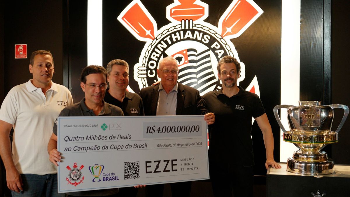 Imagens de líderes da Ezze Seguros e do Corinthians. Na foto, da esquerda para a direita: Diego Azevedo, Vice-Presidente Comercial da EZZE, Ivo Machado, Vice-Presidente Executivo da EZZE, Bruno Cals, Vice-Presidente Financeiro da EZZE, Osmar Stabile, Presidente do Corinthians, Henry Soares, Gerente de Marketing da EZZE.
