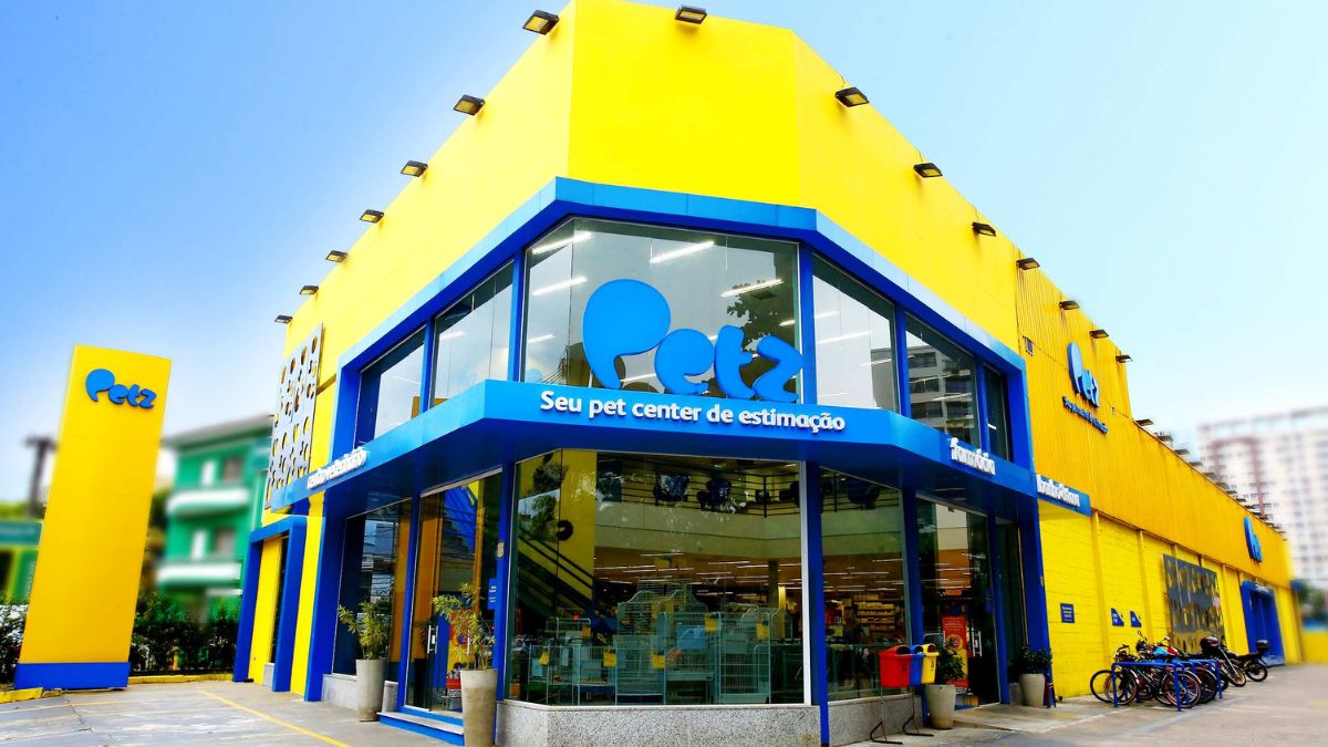 Imagem da fachada de uma loja da Petz para ilustrar uma matéria jornalística sobre a Fusão da Petz-Cobasi.