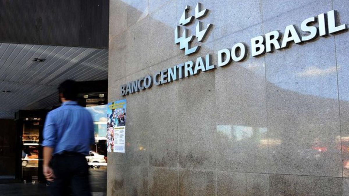 Imagem da fachada do Banco Central do Brasil para ilustrar uma matéria jornalística sobre os Juros em 15% na primeira reunião do Copom.