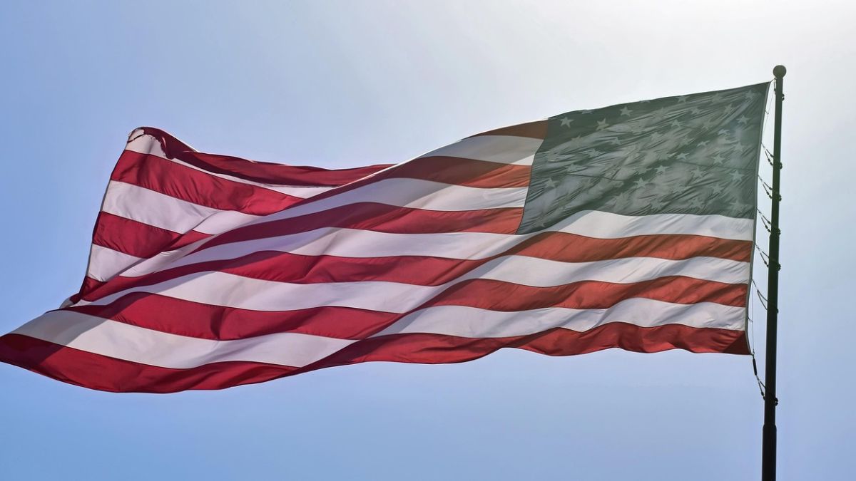 Bandeira dos Estados Unidos para ilustrar uma matéria jornalística sobre os Juros nos EUA.