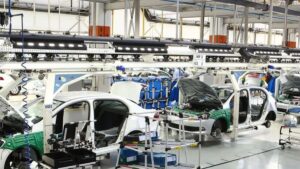 Imagem de uma indústria automotiva para ilustrar uma matéria jornalística sobre o mercado de trabalho europeu.