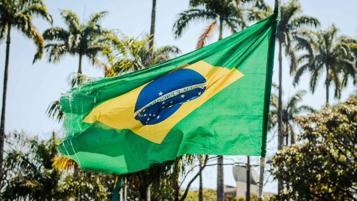 Imagem da bandeira do Brasil hasteada para ilustrar uma matéria jornalística sobre o PIB do Brasil 2025.