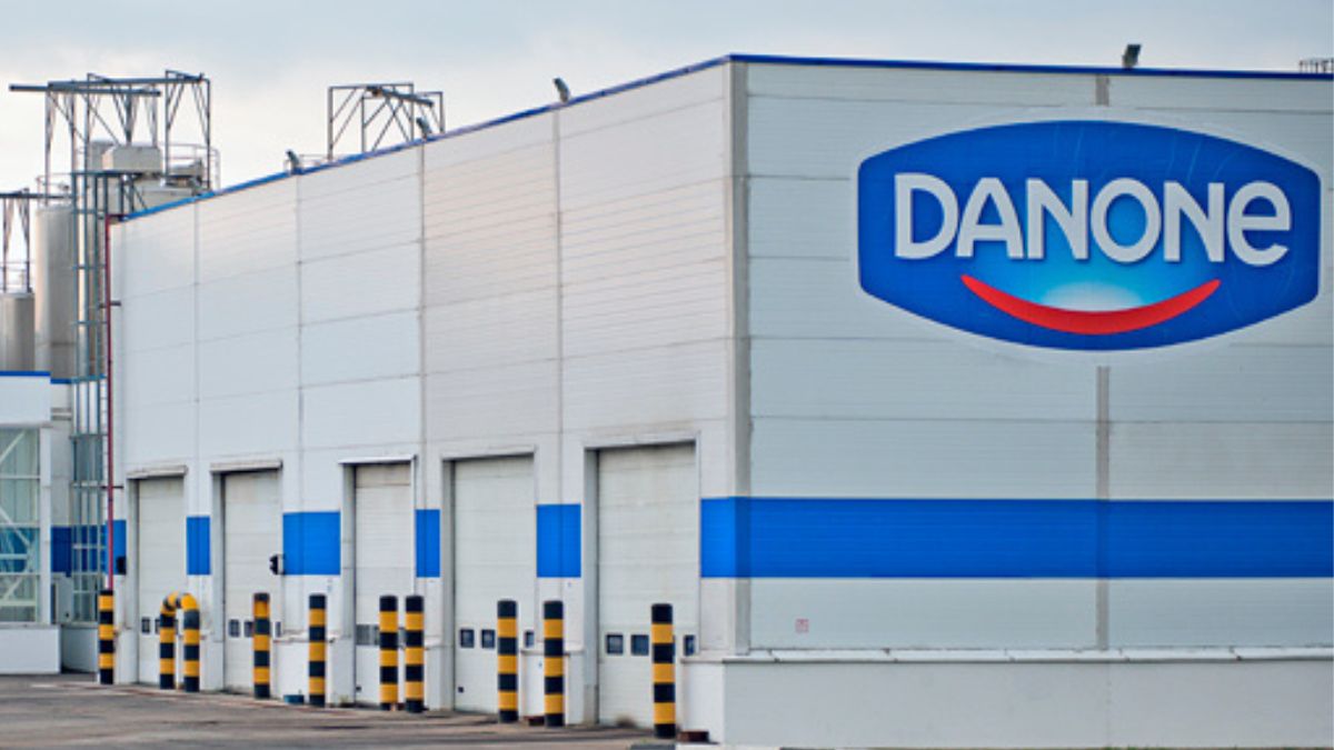 Imagem de uma fábrica da Danone para ilustrar uma matéria jornalística sobre o Recolhimento de fórmula infantil.