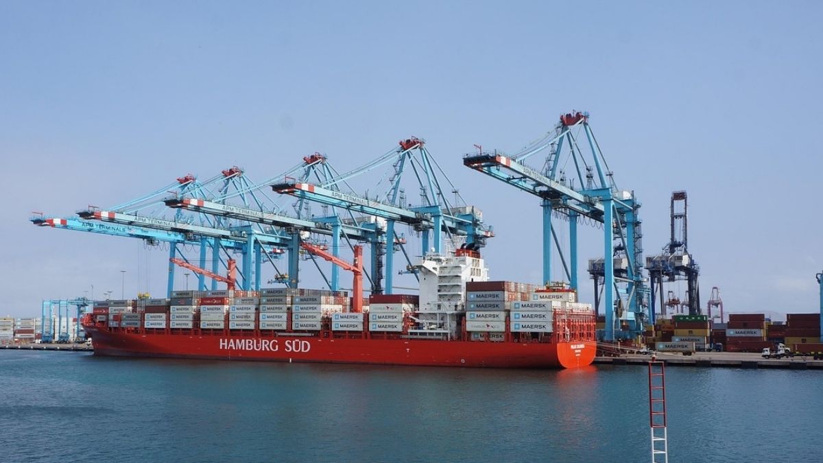 Imagem de um navio em um porto com exportações para ilustrar uma matéria jornalística sobre o superávit comercial da China.