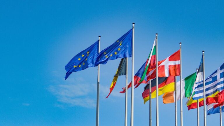 Imagem das bandeiras da União Europeia e países membros para ilustrar uma matéria jornalística sobre a União Europeia.