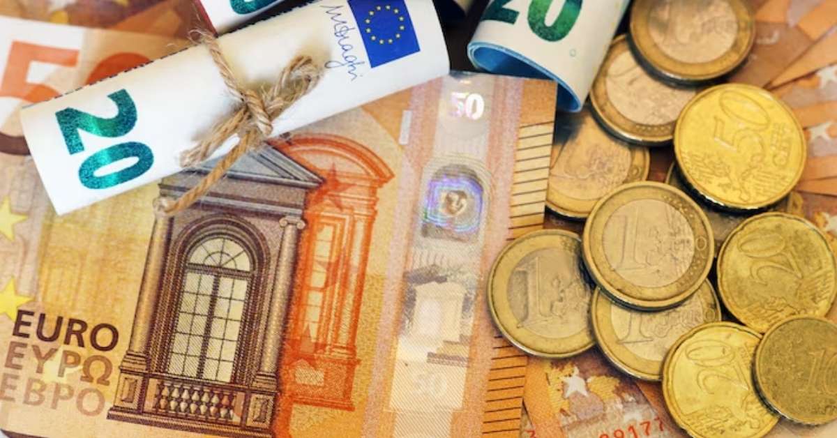 Bolsas da Europa em queda com notas e moedas de euro em destaque