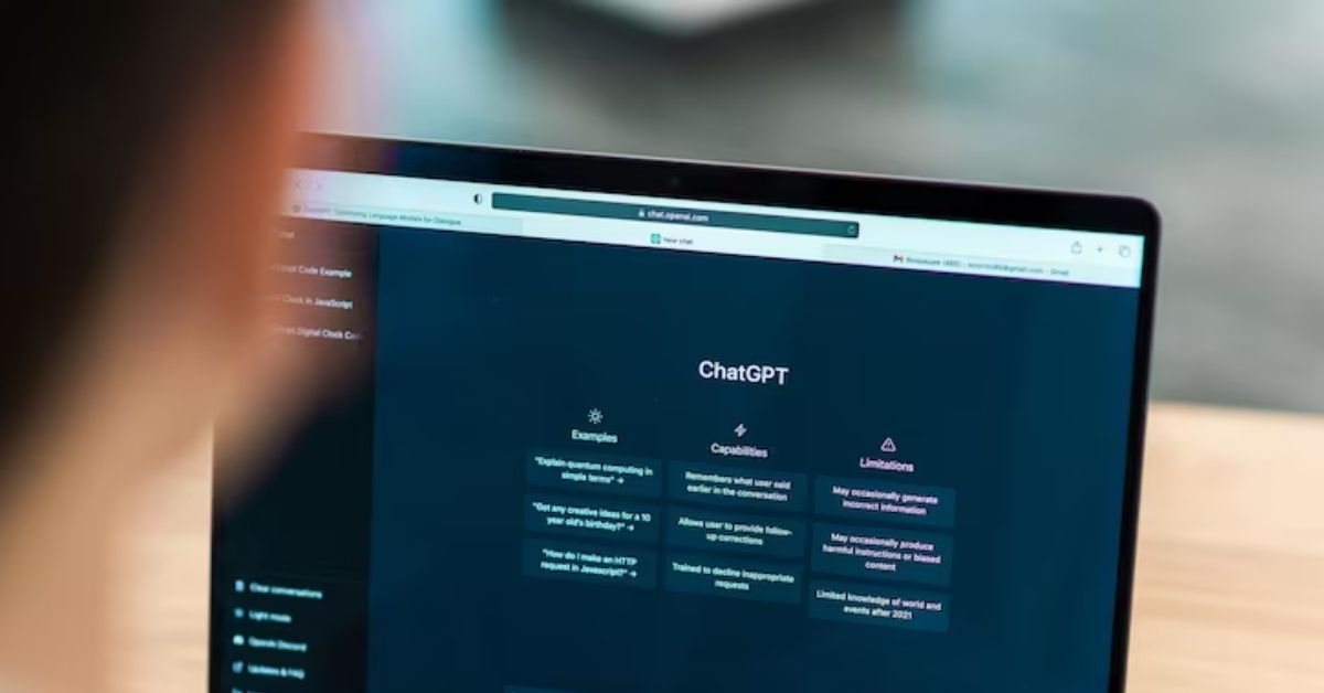 Pessoa utilizando o ChatGPT Health em um laptop, visualizando exemplos, capacidades e limitações no site.