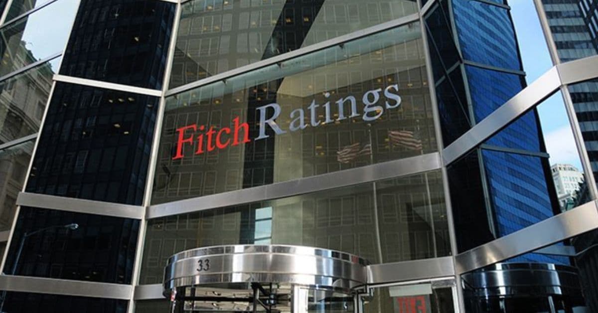 Fachada da Fitch Ratings, agência que projeta o déficit fiscal do Brasil para 2026