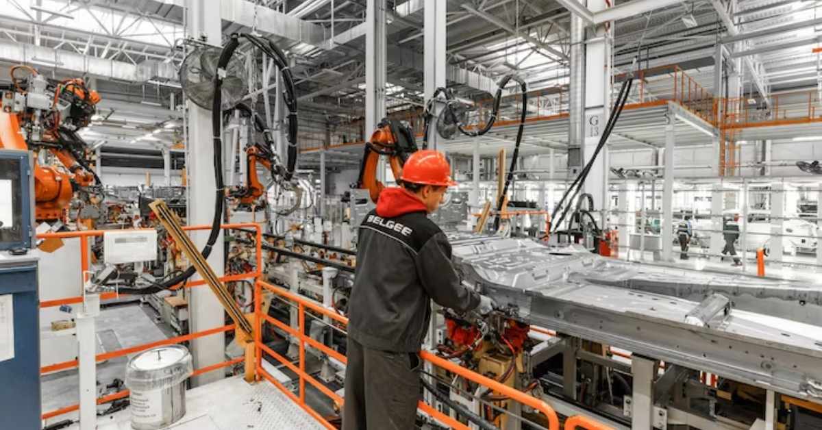 Empregos na indústria caem em linha de produção industrial automatizada