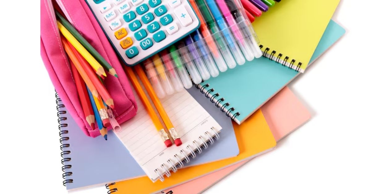 Gastos com material escolar em itens como cadernos, canetas e calculadora no orçamento familiar em 2026