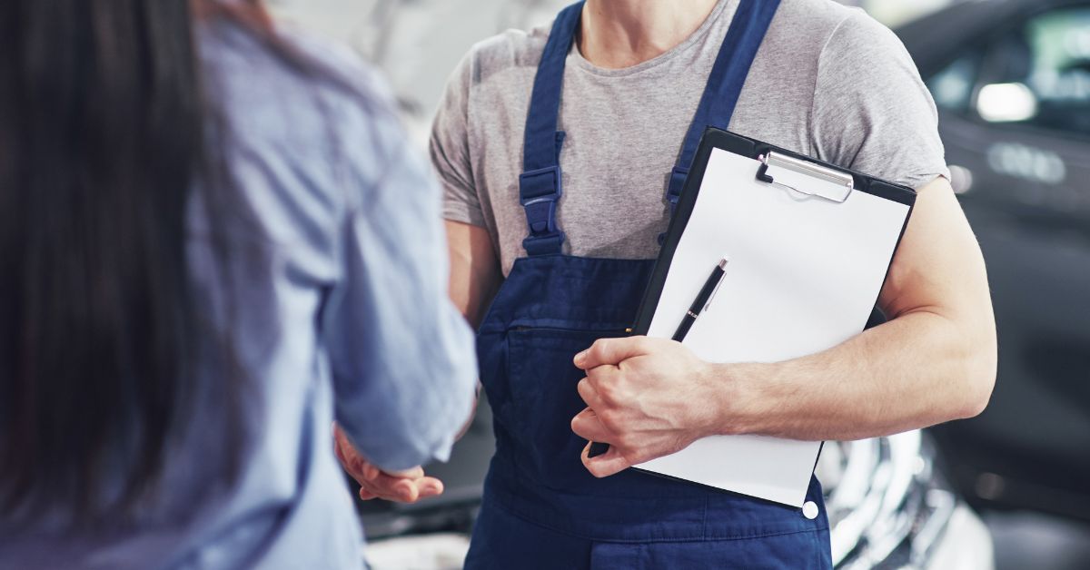 Funcionário de serviços gerais, área que faz parte do índice de confiança de serviços da FGV IBRE em janeiro de 2026