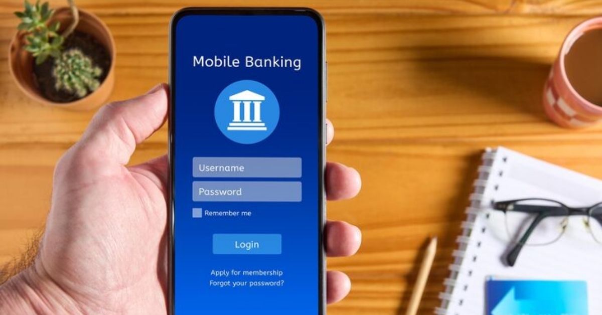 Aplicativo de banco digital exibido em smartphone
