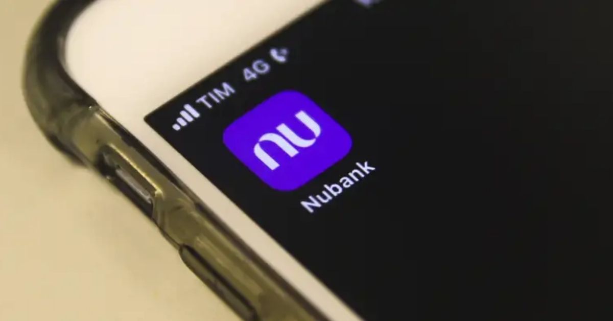 Mercado bancário brasileiro com Nubank liderando base de clientes no setor privado