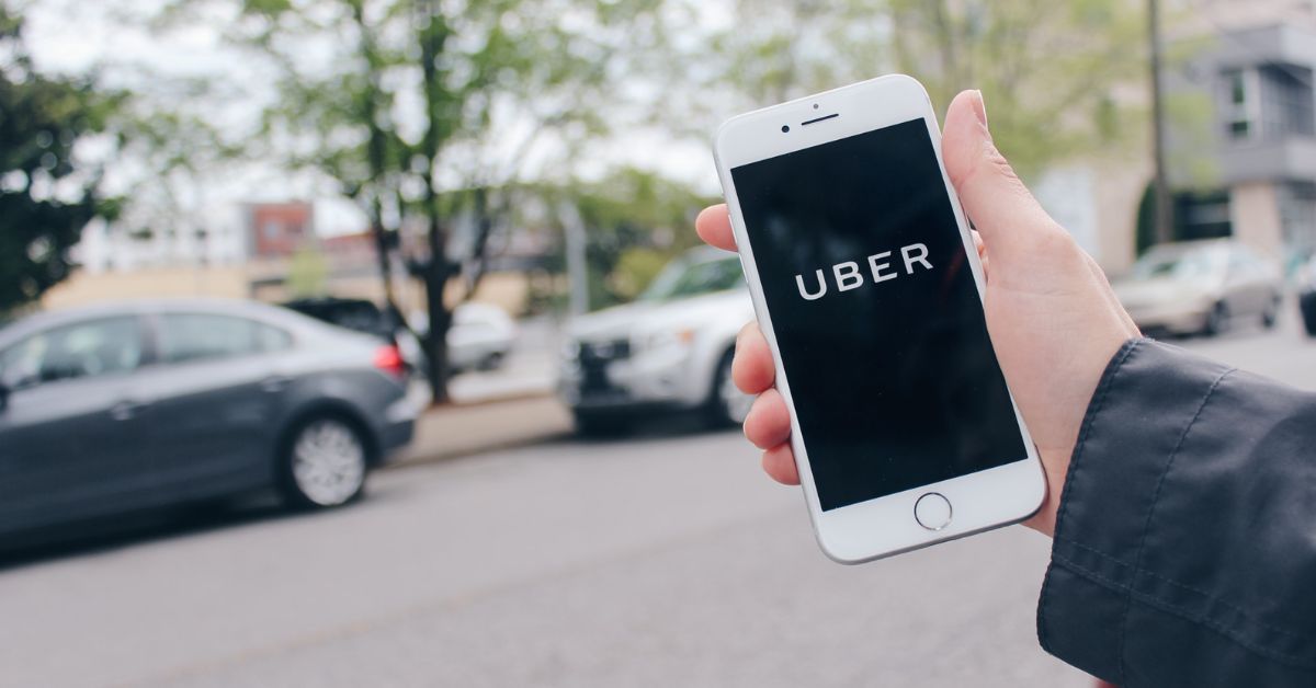 Mercado de robotáxis avança com investimento da Uber em startup