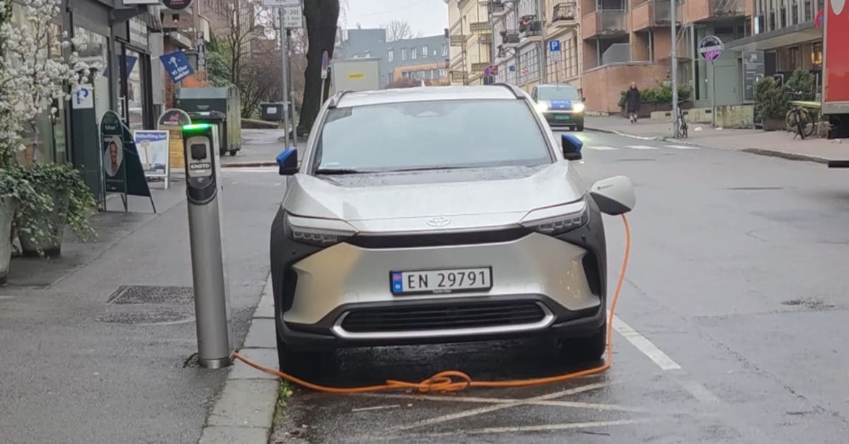 Noruega é o país com mais carros elétricos no mundo graças a forte investimento em infraestrutura, como pontos de recarga.