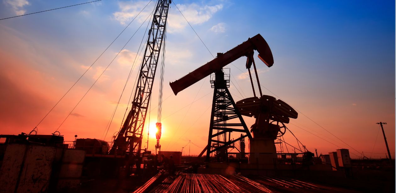 Plataforma de petróleo da PetroRecôncavo em operação, simbolizando a produção de petróleo e gás