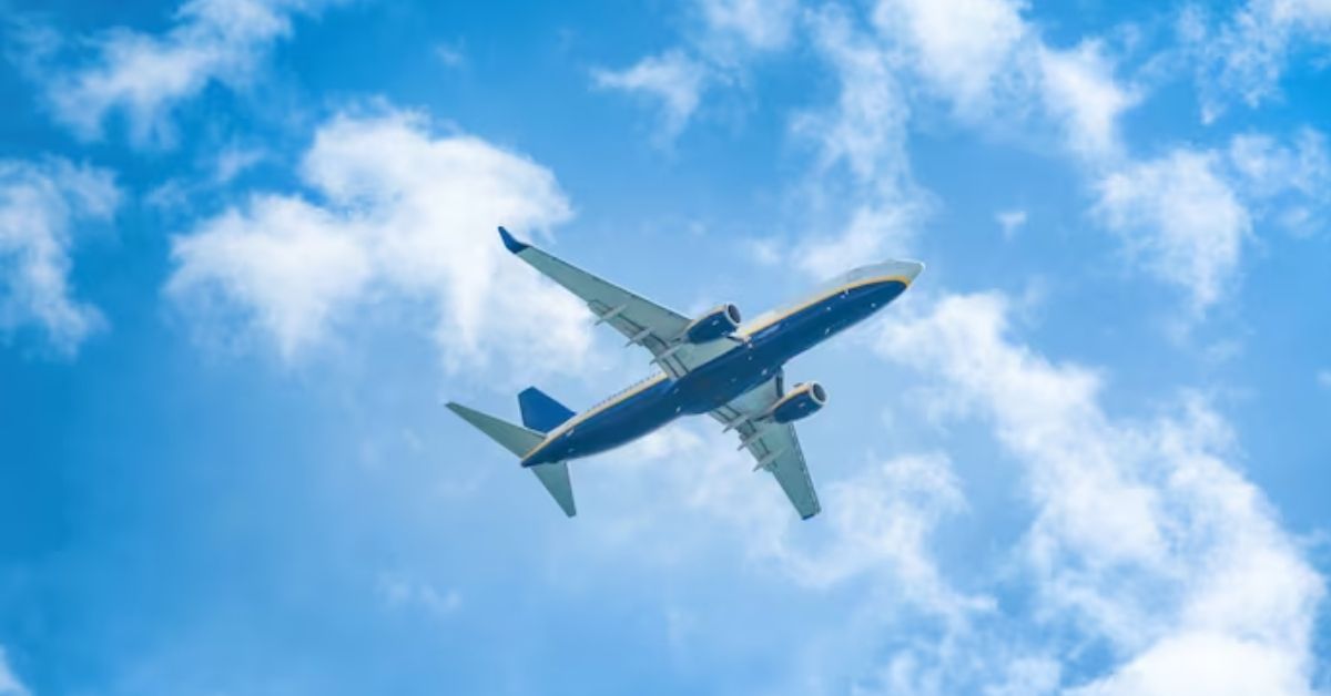 plano de negócios da Azul com aeronave em voo