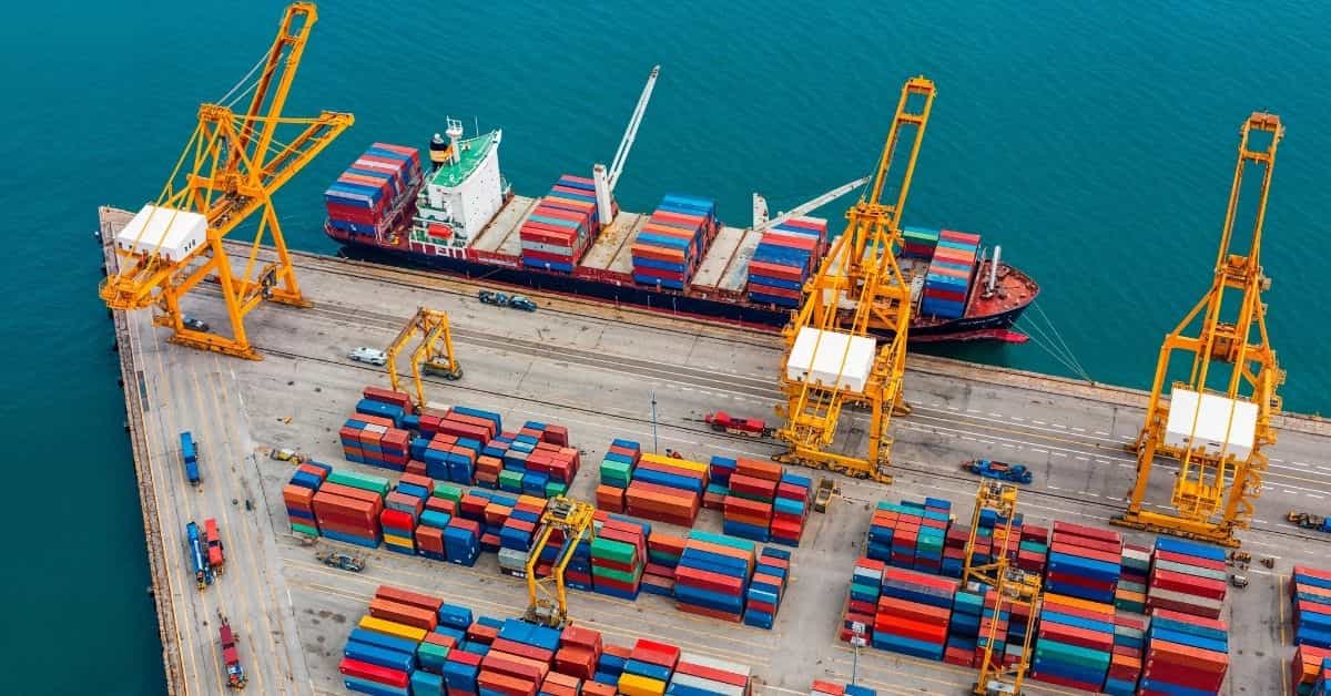 Portos brasileiros em 2025 com navios cargueiros em operação