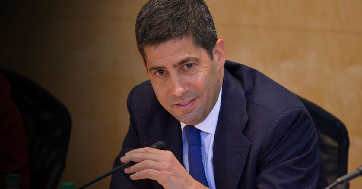 Kevin Warsh durante participação em evento acadêmico no Hoover Institution, ligado à Universidade Stanford