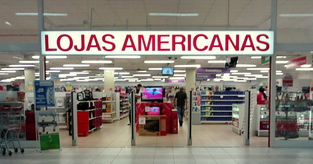 Loja da Americanas em funcionamento, com fachada interna e corredores de produtos, em meio ao processo de recuperação judicial da Americanas.
