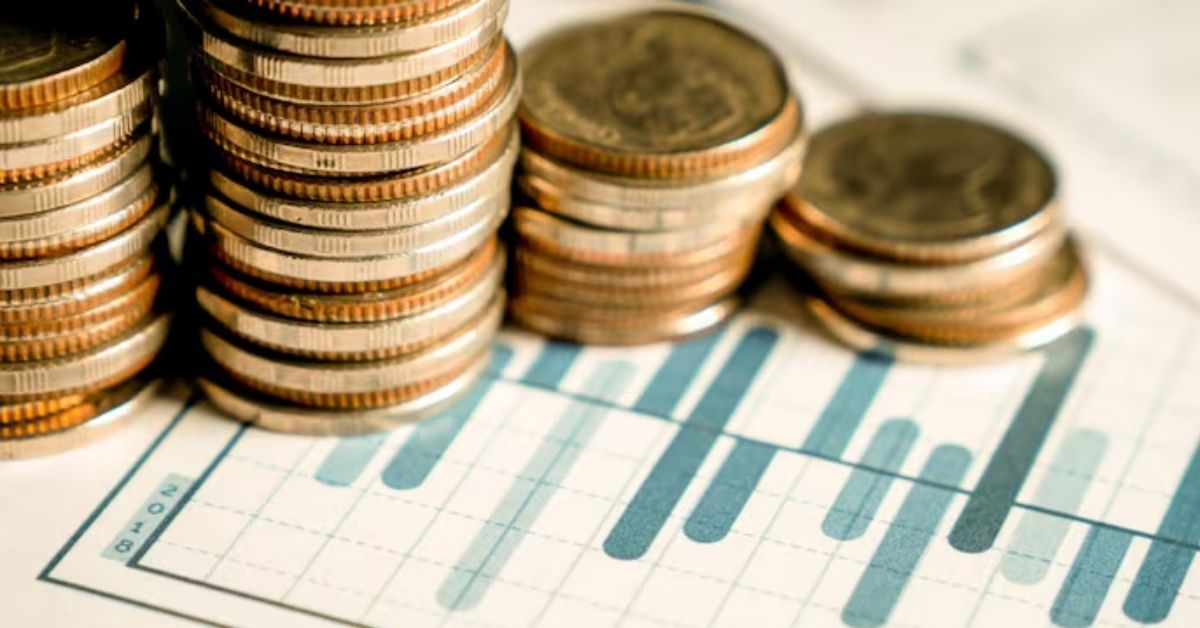 Pilhas de moedas sobre gráfico financeiro ilustram os efeitos das sanções contra a Rússia na economia internacional.