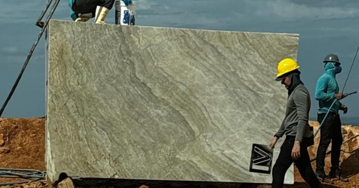 Bloco de quartzito extraído no Ceará durante operação do setor mineral do estado