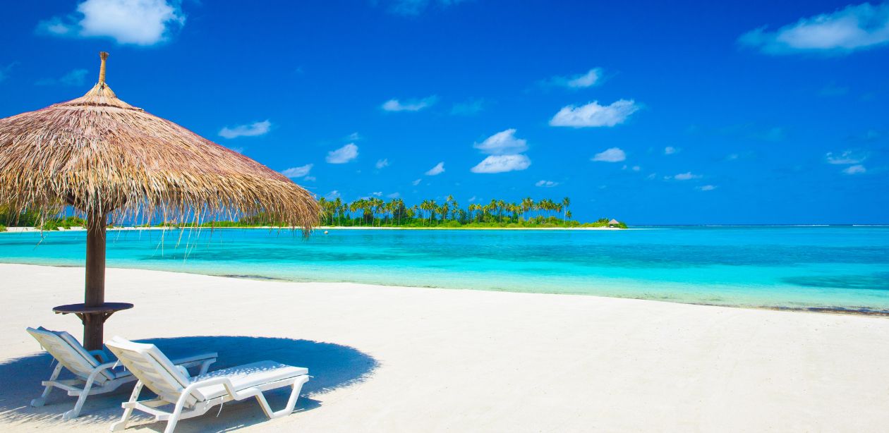 Turismo no Rio de Janeiro com praia de Copacabana lotada