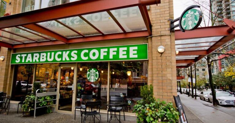 Loja da Starbucks em área urbana durante divulgação de resultados trimestrais da companhia