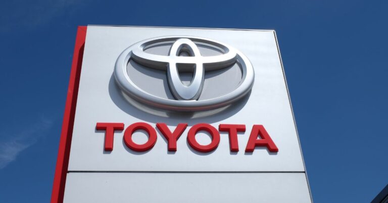 Logo da Toyota em destaque em concessionária, simbolizando as vendas globais da Toyota em 2025