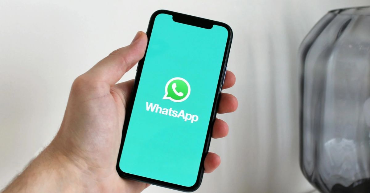 Celular com logo do WhatsApp pago, que poderá ter planos premium avaliados pela Meta