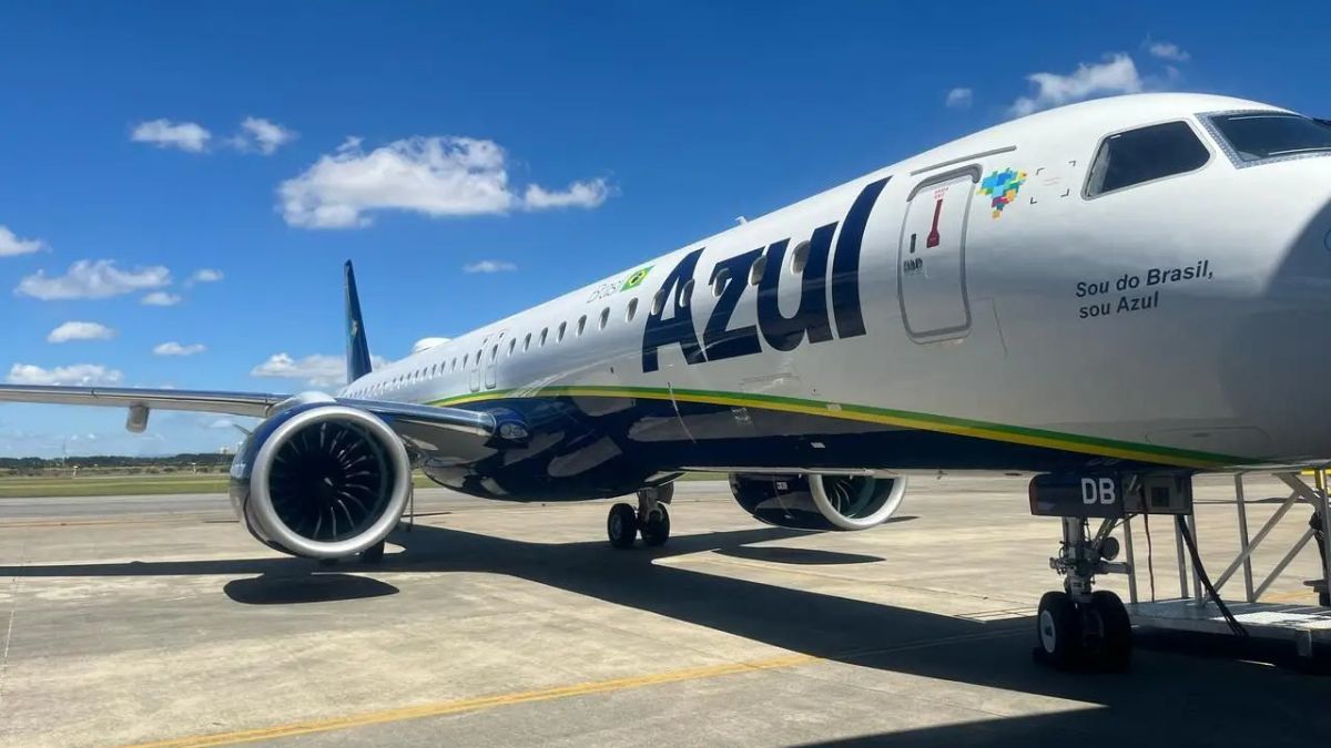 Imagem de um avião da Azul para ilustrar uma matéria jornalística sobre as Ações da Azul.