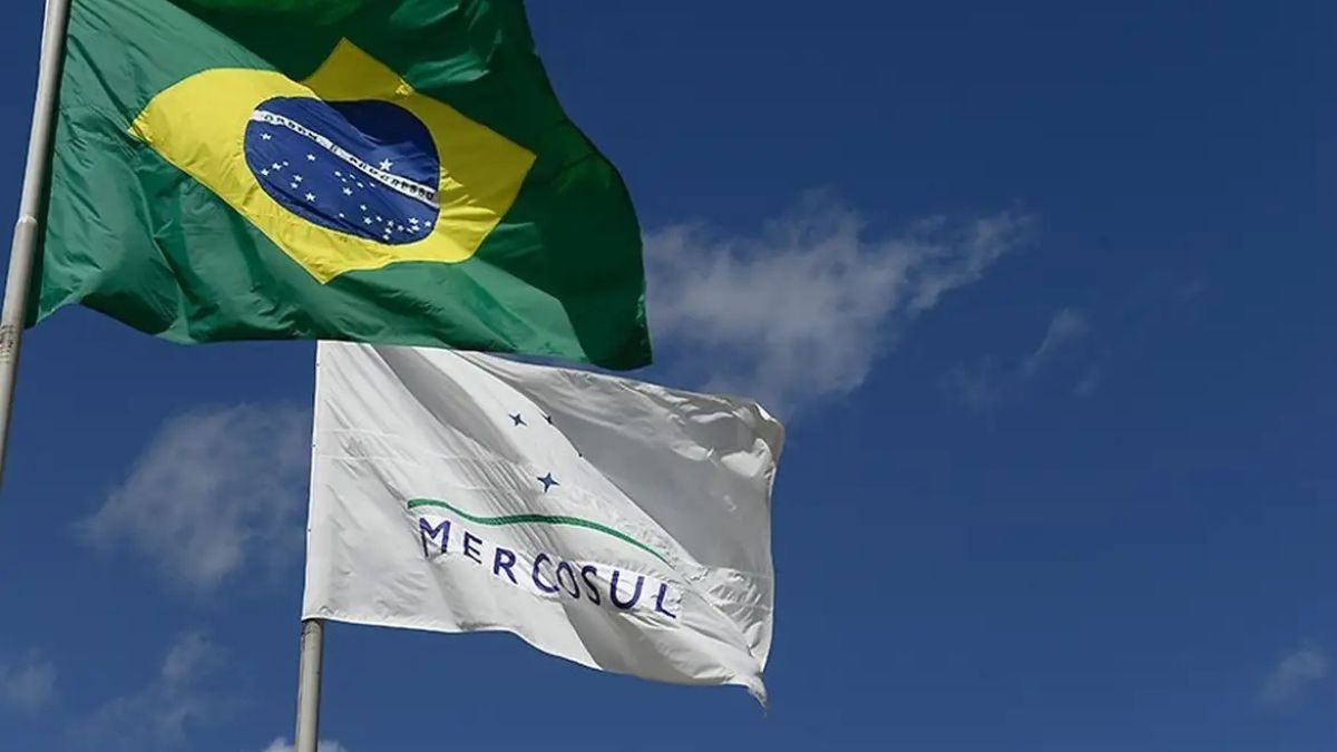 Imagem das bandeiras do Brasil com o Mercosul para ilustrar uma matéria jornalística sobre o acordo EU-Mercosul.