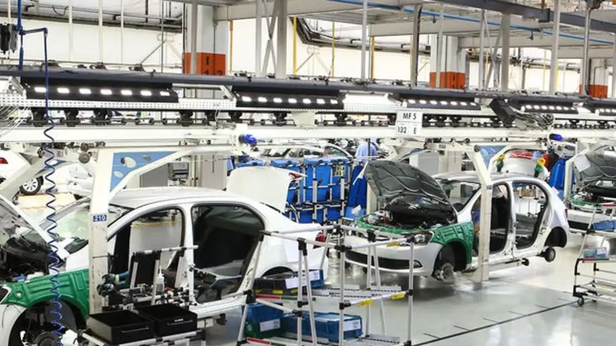 Imagem de uma fábrica de carros para ilustrar uma matéria jornalística sobre o BNDES e o setor automotivo.