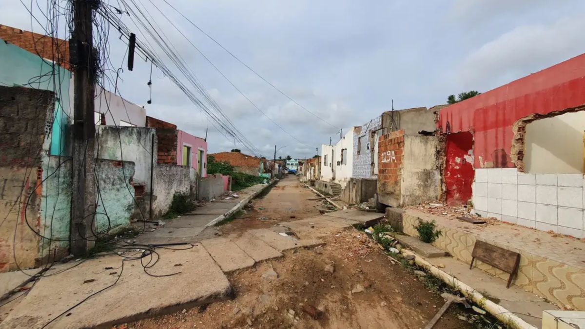 Imagem de casas destruídas para ilustrar uma matéria jornalística sobre a CVM e Braskem em Maceió, em Alagoas.