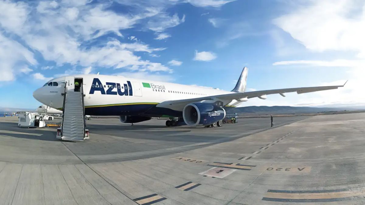 Imagem de um avião da Azul para ilustrar uma matéria jornalística sobre o Cade e a Azul