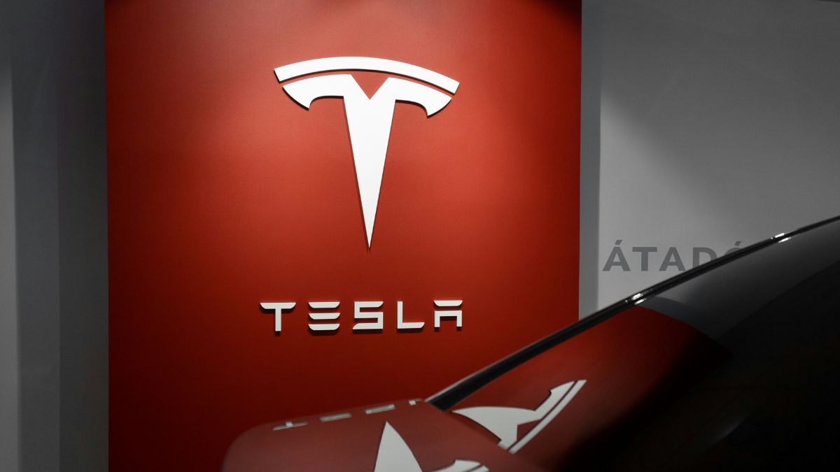 Imagem do letreiro da Tesla para ilustrar uma matéria jornalística sobre a Condenação da Tesla.
