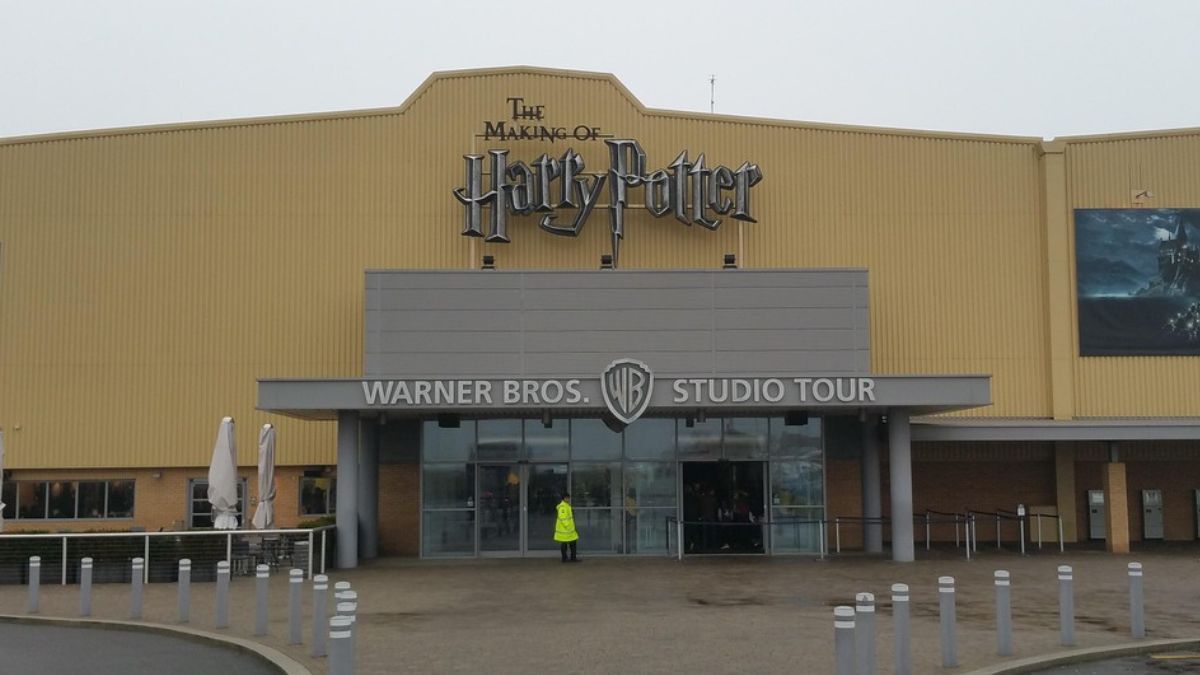 Imagem da fachada da Warner para ilustrar uma matéria jornalística sobre a Disputa da Warner Bros.