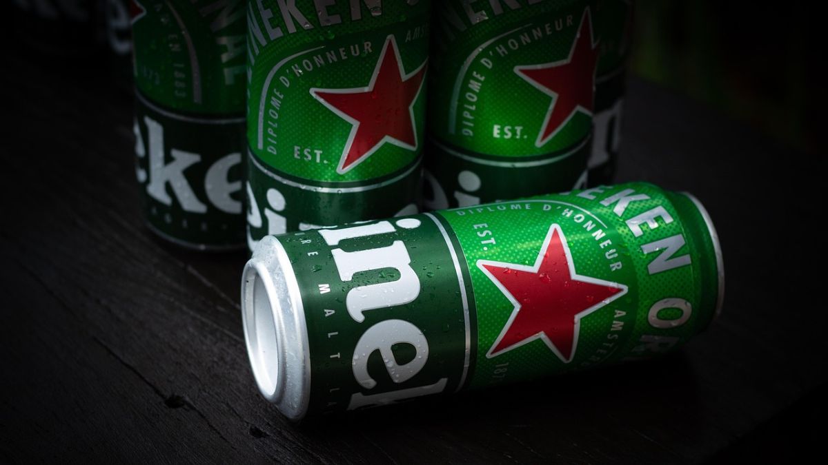 Imagens da latinha da Heineken para ilustrar uma matéria jornalística sobre os empregos da Heineken.