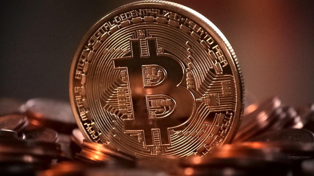 Imagem de vários bitcoins para ilustrar uma matéria jornalística sobre o Erro da Bithumb.