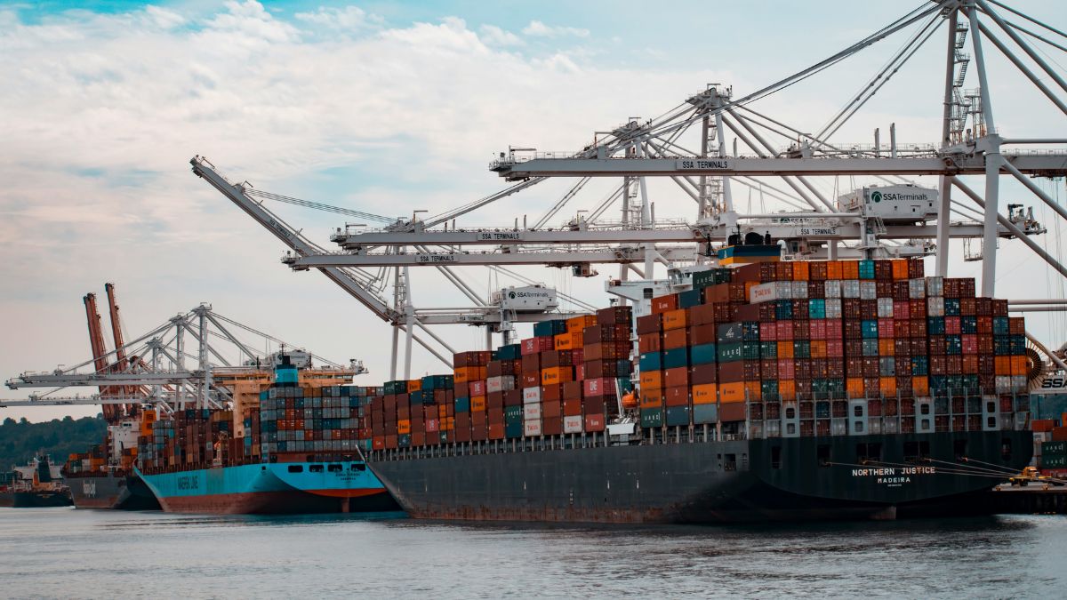 Imagem de um navio com exportações para ilustrar uma matéria jornalística sobre as exportações do agro paulista.