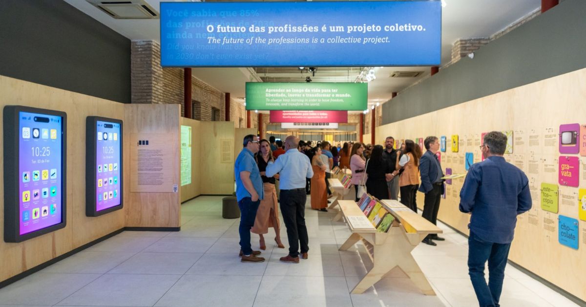 Público visita a exposição O Futuro das Profissões, no Museu da Indústria, em Fortaleza, que apresenta painéis interativos, tecnologia e reflexões sobre o futuro do trabalho e da formação profissional.