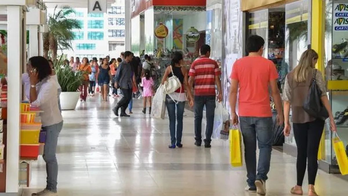 Imagem de pessoas circulando em um shopping para ilustrar uma matéria jornalística sobre o faturamento dos shoppings.
