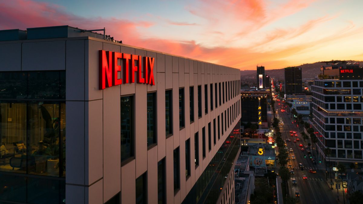 Imagem da sede da Netflix para ilustrar uma matéria jornalística sobre a fusão da Netflix e a Warner.